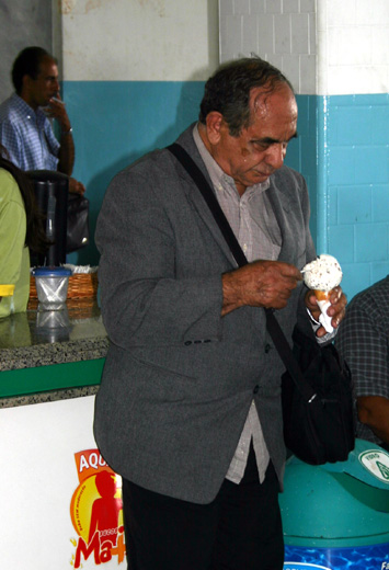 25_Man_With_Ice_Cream